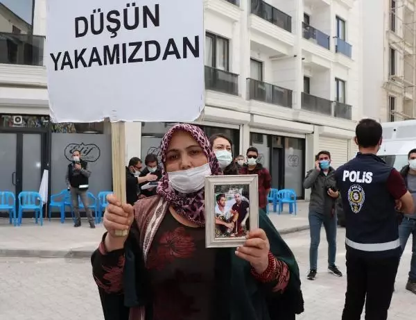 VAN'DAKİ ANNELERİN EVLAT EYLEMİNE DİYARBAKIR'DAKİ ANNELERDEN DESTEK VAN'DAKİ ANNELERİN EVLAT EYLEMİNE DİYARBAKIR'DAKİ ANNELERDEN DESTEK