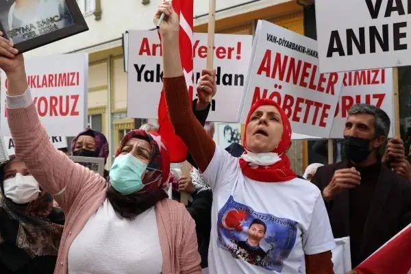 VAN'DAKİ ANNELERİN EVLAT EYLEMİNE DİYARBAKIR'DAKİ ANNELERDEN DESTEK VAN'DAKİ ANNELERİN EVLAT EYLEMİNE DİYARBAKIR'DAKİ ANNELERDEN DESTEK