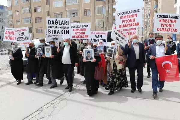VAN'DAKİ ANNELERİN EVLAT EYLEMİNE DİYARBAKIR'DAKİ ANNELERDEN DESTEK VAN'DAKİ ANNELERİN EVLAT EYLEMİNE DİYARBAKIR'DAKİ ANNELERDEN DESTEK