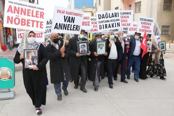 VAN'DAKİ ANNELERİN EVLAT EYLEMİNE DİYARBAKIR'DAKİ ANNELERDEN DESTEK VAN'DAKİ ANNELERİN EVLAT EYLEMİNE DİYARBAKIR'DAKİ ANNELERDEN DESTEK