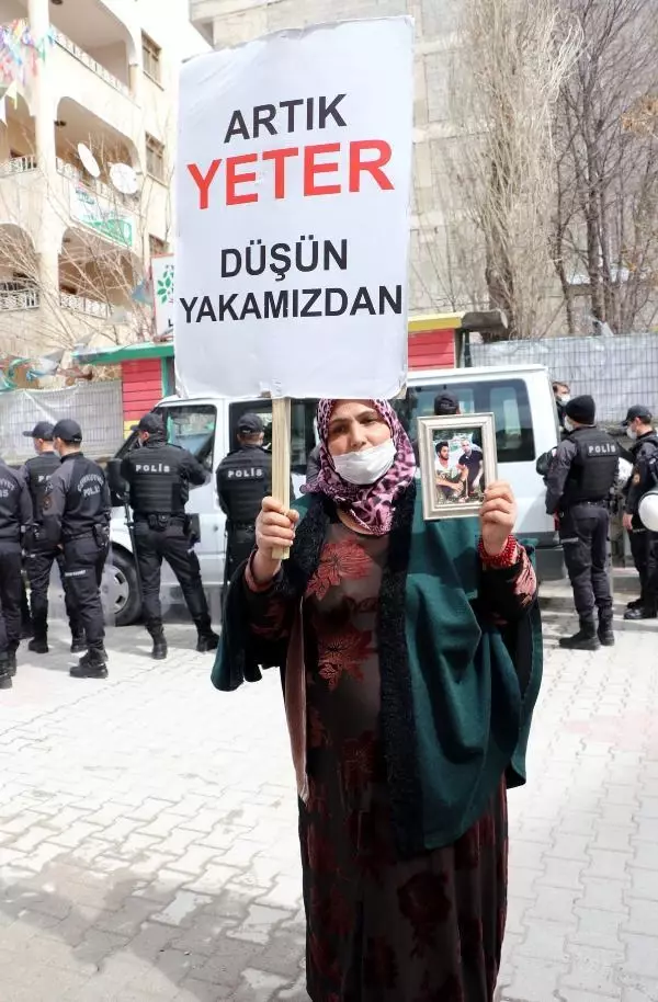 VAN'DAKİ ANNELERİN EVLAT EYLEMİNE DİYARBAKIR'DAKİ ANNELERDEN DESTEK VAN'DAKİ ANNELERİN EVLAT EYLEMİNE DİYARBAKIR'DAKİ ANNELERDEN DESTEK