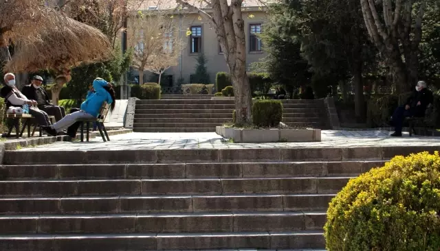 Vatandaşlar kurallara uymadı, vaka sayısı bini aştı Vatandaşlar kurallara uymadı, vaka sayısı bini aştı