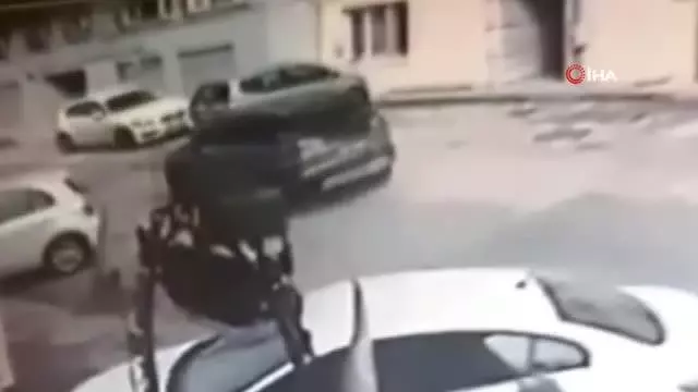 Bursa'da jip sürücüsünün uyuyan köpeği ezdiği anlar güvenlik kamerasına yansıdı Bursa'da jip sürücüsünün uyuyan köpeği ezdiği anlar güvenlik kamerasına yansıdı