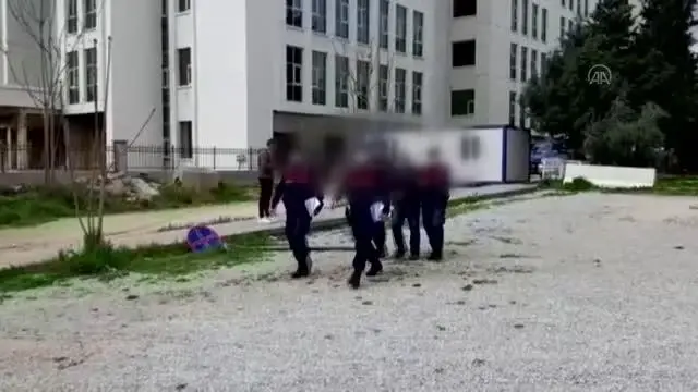 Yakalanan hırsızlık şüphelisinin evinde iki kamyon çalıntı eşya bulundu Yakalanan hırsızlık şüphelisinin evinde iki kamyon çalıntı eşya bulundu