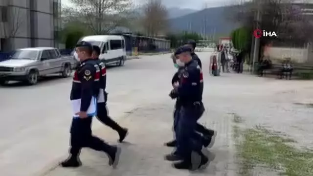 Yanına oturttuğu oyuncak ayı ile kendini ele vermişti...O hırsız tutuklandı Yanına oturttuğu oyuncak ayı ile kendini ele vermişti...O hırsız tutuklandı