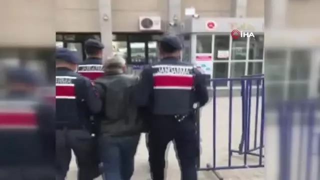 Yanına oturttuğu oyuncak ayı ile kendini ele vermişti...O hırsız tutuklandı Yanına oturttuğu oyuncak ayı ile kendini ele vermişti...O hırsız tutuklandı