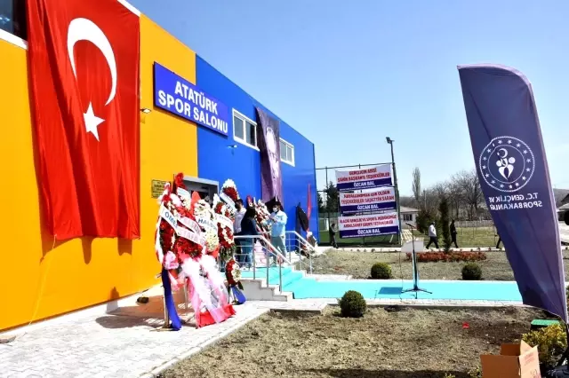 Yapımı tamamlanan spor salonunun açılışı gerçekleştirildi Yapımı tamamlanan spor salonunun açılışı gerçekleştirildi