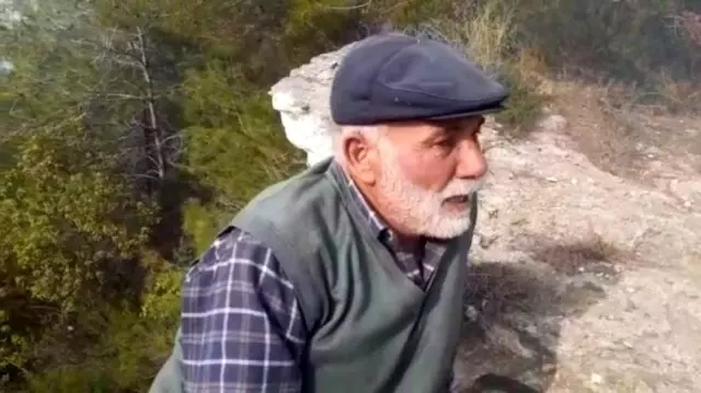 Yaşlı adam, çıkardığı orman yangınını çalıyla söndürmeye çalıştı Yaşlı adam, çıkardığı orman yangınını çalıyla söndürmeye çalıştı