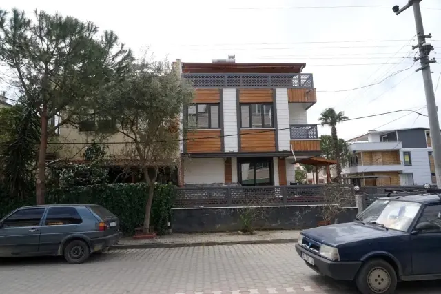 Yaşlı adam karısını satırla yaraladı Yaşlı adam karısını satırla yaraladı