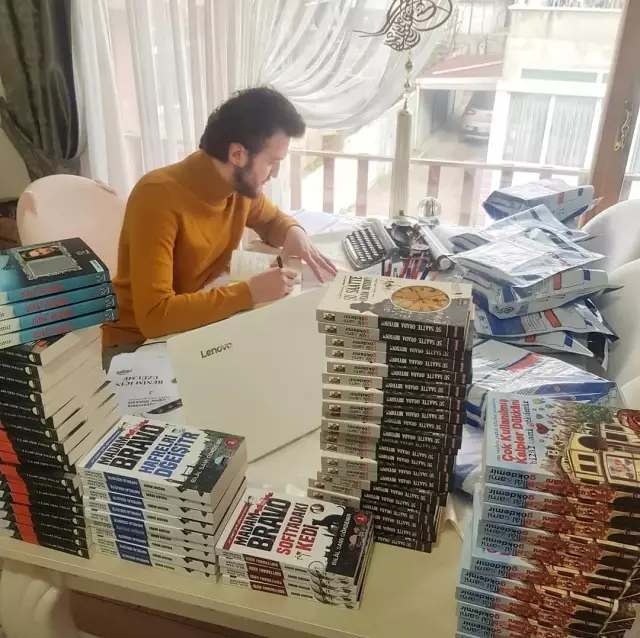 Yazar Bilal Sami Gökdemir'den askıda kitap kampanyası Yazar Bilal Sami Gökdemir'den askıda kitap kampanyası