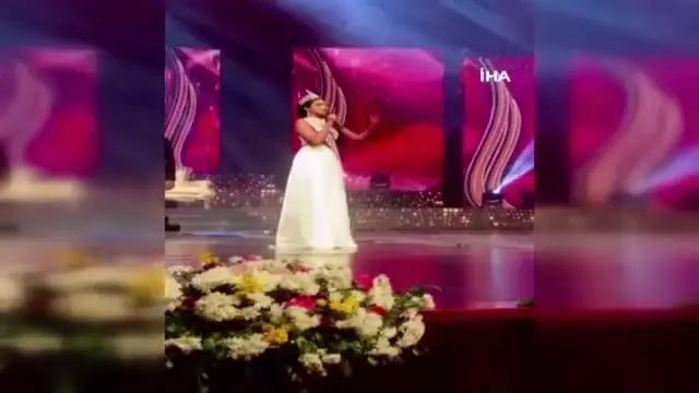 Son dakika haber... Yeni Sri Lanka güzelinin tacını zorla alan '2019 güzeli' gözaltına alındı Son dakika haber... Yeni Sri Lanka güzelinin tacını zorla alan '2019 güzeli' gözaltına alındı