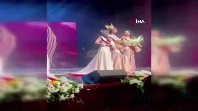 Son dakika haber... Yeni Sri Lanka güzelinin tacını zorla alan '2019 güzeli' gözaltına alındı Son dakika haber... Yeni Sri Lanka güzelinin tacını zorla alan '2019 güzeli' gözaltına alındı