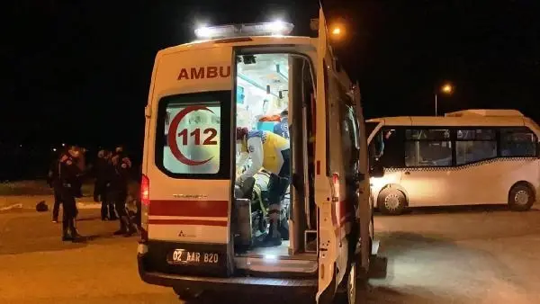 Yolcu minibüsü ile motosiklet çarpıştı 2 yaralı Yolcu minibüsü ile motosiklet çarpıştı 2 yaralı