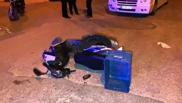 Yolcu minibüsü ile motosiklet çarpıştı 2 yaralı Yolcu minibüsü ile motosiklet çarpıştı 2 yaralı