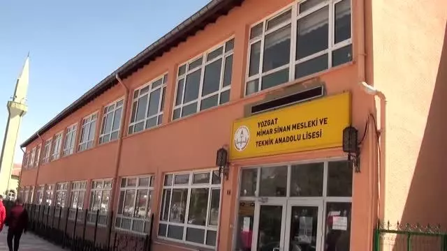 Yozgat Mimar Sinan Meslek Lisesi'nde üretilen sıralar Türkiye'nin dört bir tarafına gönderiliyor Yozgat Mimar Sinan Meslek Lisesi'nde üretilen sıralar Türkiye'nin dört bir tarafına gönderiliyor