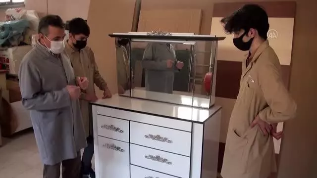 Yozgat Mimar Sinan Meslek Lisesi'nde üretilen sıralar Türkiye'nin dört bir tarafına gönderiliyor Yozgat Mimar Sinan Meslek Lisesi'nde üretilen sıralar Türkiye'nin dört bir tarafına gönderiliyor