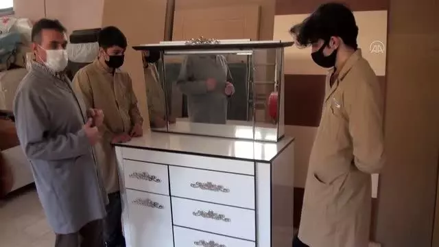Yozgat Mimar Sinan Meslek Lisesi'nde üretilen sıralar Türkiye'nin dört bir tarafına gönderiliyor Yozgat Mimar Sinan Meslek Lisesi'nde üretilen sıralar Türkiye'nin dört bir tarafına gönderiliyor