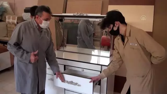 Yozgat Mimar Sinan Meslek Lisesi'nde üretilen sıralar Türkiye'nin dört bir tarafına gönderiliyor Yozgat Mimar Sinan Meslek Lisesi'nde üretilen sıralar Türkiye'nin dört bir tarafına gönderiliyor