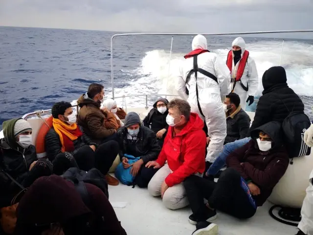 Yunanlılar lastik bota bindirip geri itti Yunanlılar lastik bota bindirip geri itti