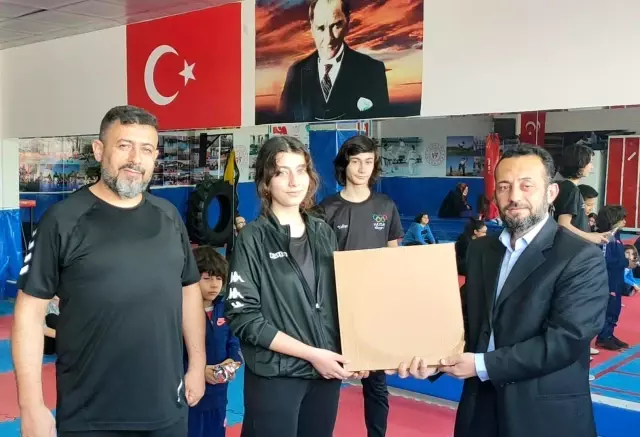 Yunusemreli şampiyon wushucular ödüllendirildi Yunusemreli şampiyon wushucular ödüllendirildi