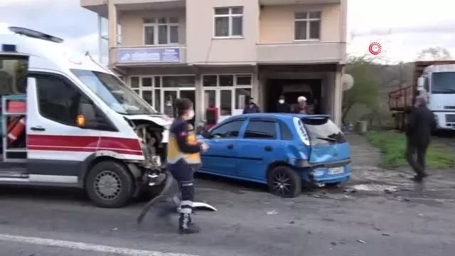 112 Ambulansı ile otomobil çarpıştı: 4 yaralı