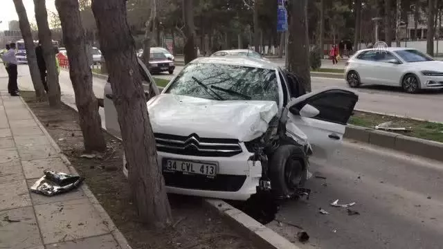 Ağaca çarpan otomobilin sürücüsü yaralandı Ağaca çarpan otomobilin sürücüsü yaralandı