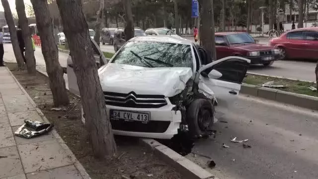 Ağaca çarpan otomobilin sürücüsü yaralandı Ağaca çarpan otomobilin sürücüsü yaralandı