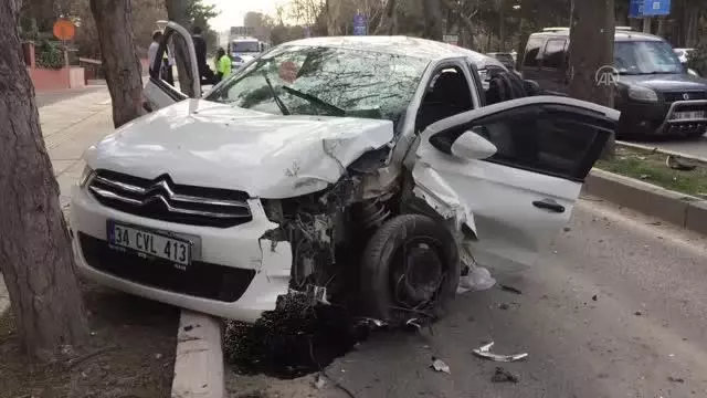 Ağaca çarpan otomobilin sürücüsü yaralandı Ağaca çarpan otomobilin sürücüsü yaralandı