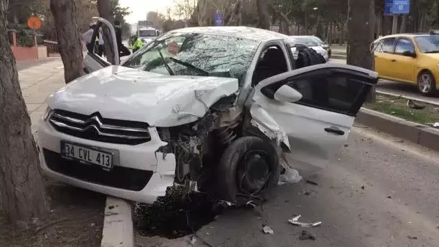 Ağaca çarpan otomobilin sürücüsü yaralandı Ağaca çarpan otomobilin sürücüsü yaralandı