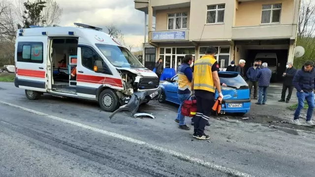 112 Ambulansı ile otomobil çarpıştı: 4 yaralı