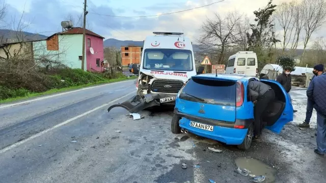 112 Ambulansı ile otomobil çarpıştı: 4 yaralı