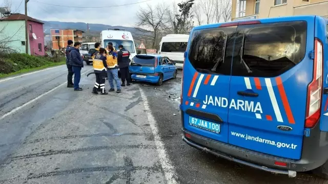 112 Ambulansı ile otomobil çarpıştı: 4 yaralı