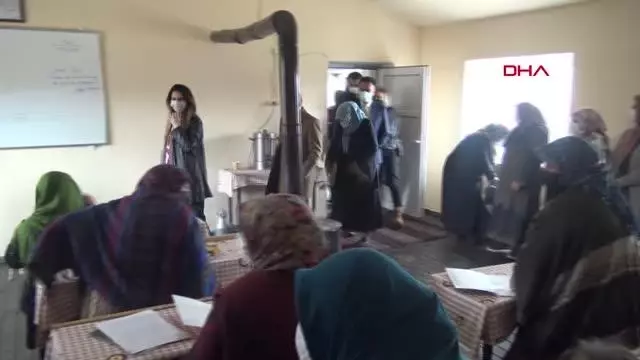 ARDAHAN KADIN MUHTAR, KÖYÜNDE HEMCİNSLERİ İÇİN OKUMA YAZMA KURSU AÇTIRDI ARDAHAN KADIN MUHTAR, KÖYÜNDE HEMCİNSLERİ İÇİN OKUMA YAZMA KURSU AÇTIRDI