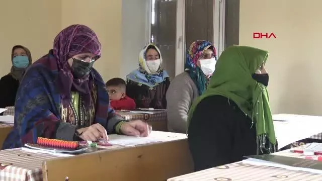 ARDAHAN KADIN MUHTAR, KÖYÜNDE HEMCİNSLERİ İÇİN OKUMA YAZMA KURSU AÇTIRDI ARDAHAN KADIN MUHTAR, KÖYÜNDE HEMCİNSLERİ İÇİN OKUMA YAZMA KURSU AÇTIRDI
