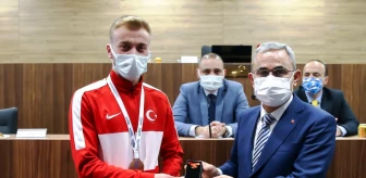 Başkan Işık, milli atlet Türker'i ödüllendirdi