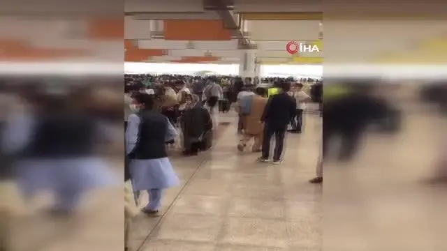 Binlerce Pakistanlı havalimanına akın etti Binlerce Pakistanlı havalimanına akın etti