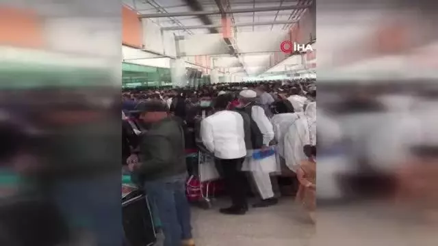 Binlerce Pakistanlı havalimanına akın etti Binlerce Pakistanlı havalimanına akın etti