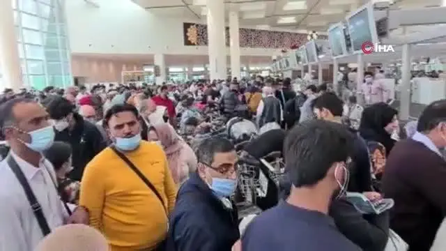 Binlerce Pakistanlı havalimanına akın etti Binlerce Pakistanlı havalimanına akın etti