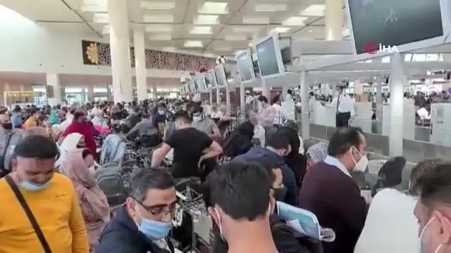 Binlerce Pakistanlı havalimanına akın etti Binlerce Pakistanlı havalimanına akın etti