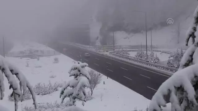 Bolu Dağı'nda kar yağışı etkili oluyor Bolu Dağı'nda kar yağışı etkili oluyor