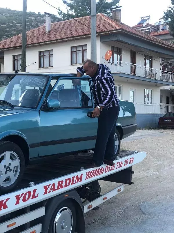 'Boyasına taş değer' diye iki otomobilini trafiğe çıkarmıyor 'Boyasına taş değer' diye iki otomobilini trafiğe çıkarmıyor