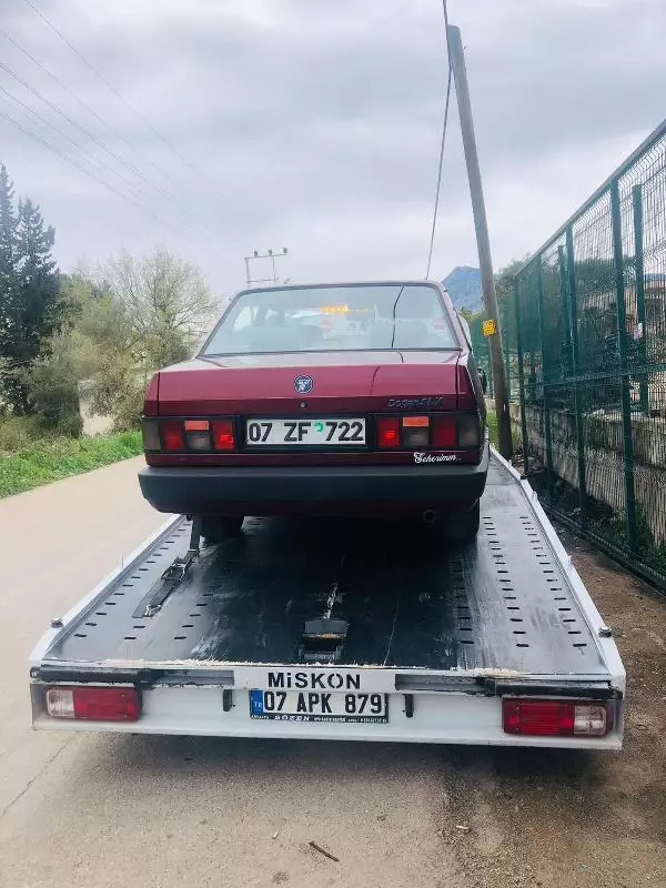 'Boyasına taş değer' diye iki otomobilini trafiğe çıkarmıyor 'Boyasına taş değer' diye iki otomobilini trafiğe çıkarmıyor
