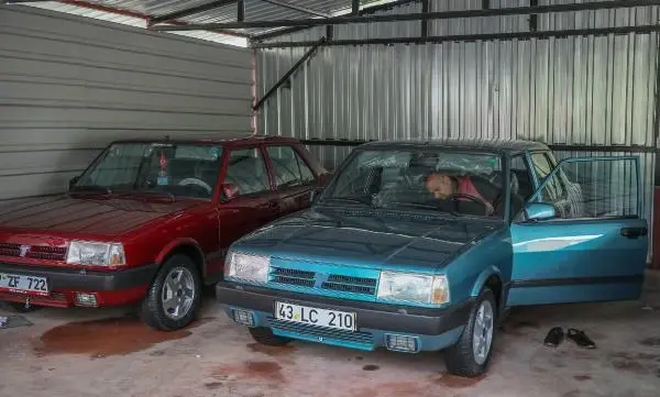 'Boyasına taş değer' diye iki otomobilini trafiğe çıkarmıyor 'Boyasına taş değer' diye iki otomobilini trafiğe çıkarmıyor