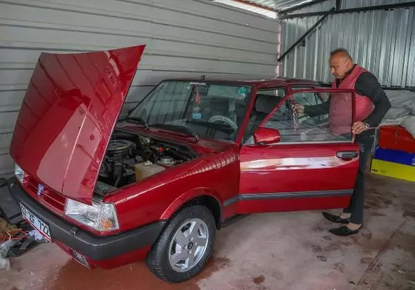 'Boyasına taş değer' diye iki otomobilini trafiğe çıkarmıyor