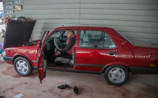 'Boyasına taş değer' diye iki otomobilini trafiğe çıkarmıyor 'Boyasına taş değer' diye iki otomobilini trafiğe çıkarmıyor