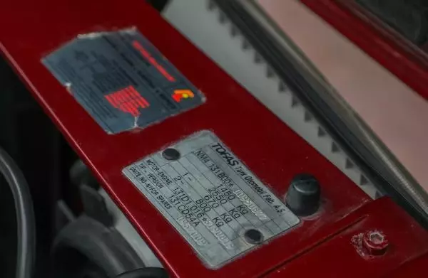 'Boyasına taş değer' diye iki otomobilini trafiğe çıkarmıyor 'Boyasına taş değer' diye iki otomobilini trafiğe çıkarmıyor