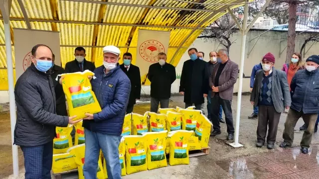 Bozüyük'te çiftçilere yonca tohumu dağıtıldı Bozüyük'te çiftçilere yonca tohumu dağıtıldı
