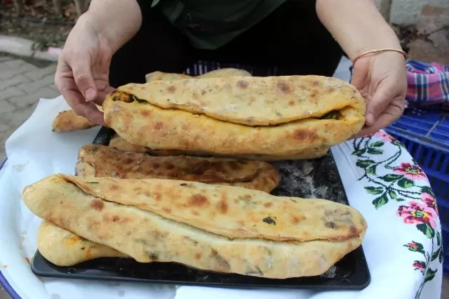 Bu pide sadece şifalı otlarla yapılıyor Bu pide sadece şifalı otlarla yapılıyor