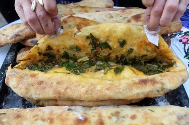 Bu pide sadece şifalı otlarla yapılıyor Bu pide sadece şifalı otlarla yapılıyor