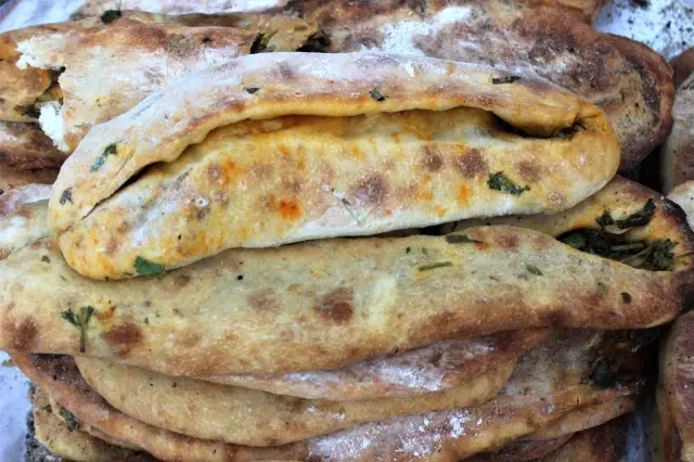 Bu pide sadece şifalı otlarla yapılıyor Bu pide sadece şifalı otlarla yapılıyor